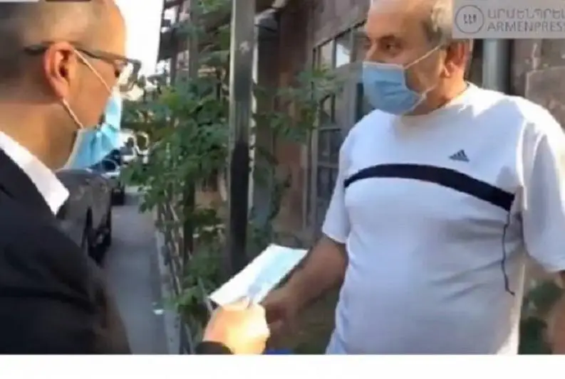 В Армении министры на улицах раздают медицинские маски прохожим