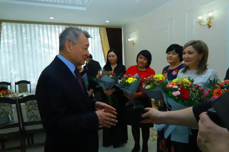 Аким ВКО поздравил многодетных матерей Семея с наступающим 8 марта