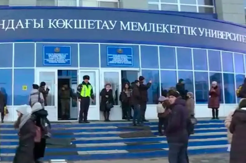 Около 2,4 тысяч человек эвакуировано из университета в Кокшетау