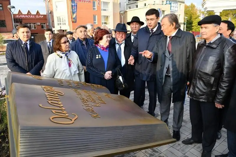 Аллею писателей открыли на улице Абая в столице
