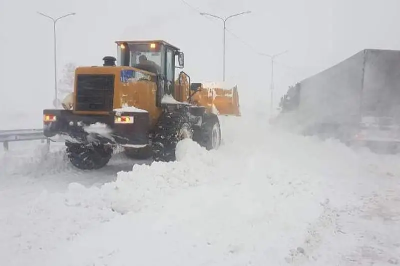 Более 2400 авто вызволили дорожники из снежного плена за трое суток