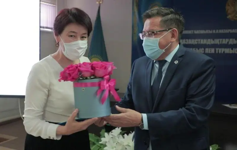 В Туркестане наградили медработников