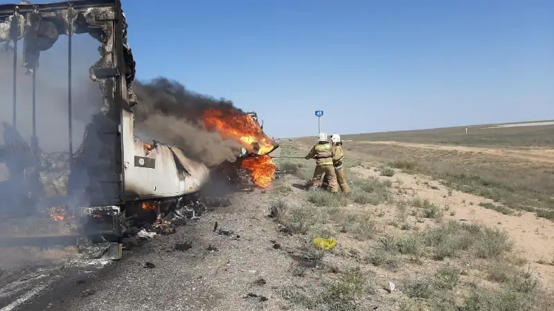 В Атырау сгорела фура из Беларуси