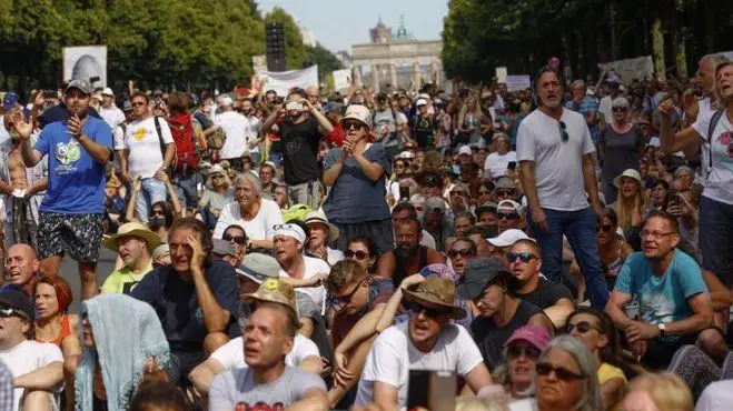 Коронавирус: смертельный июль в США, в Берлине протесты против локдауна