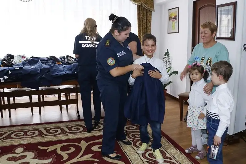 Воспитанников детского дома обеспечили школьной формой спасатели Алматы