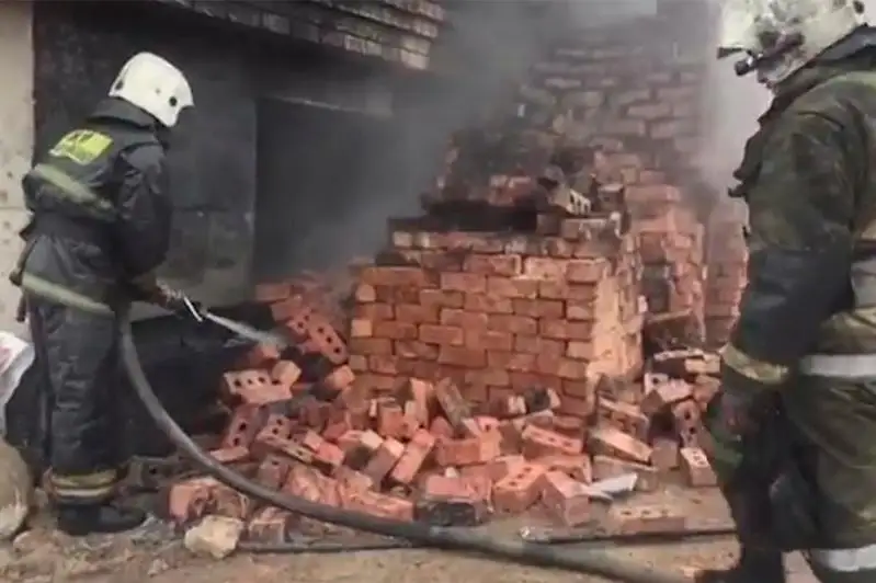 Шесть пожарных машин тушили огонь в новостройке в Караганде