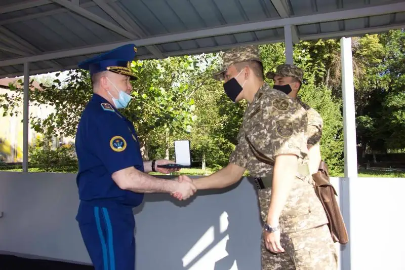 В Алматы наградили курсантов, задержавших мужчину с гранатой