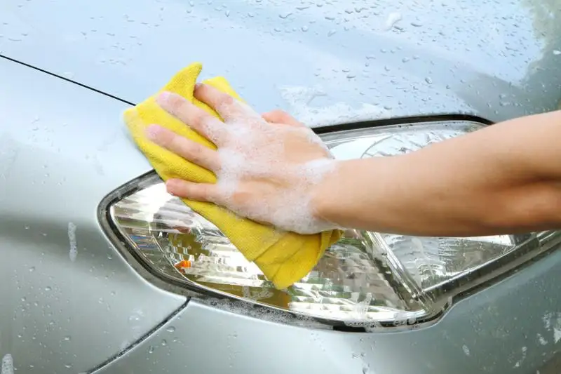 24 подростка пойманы за мытьем автомобильных фар на дорогах Алматы