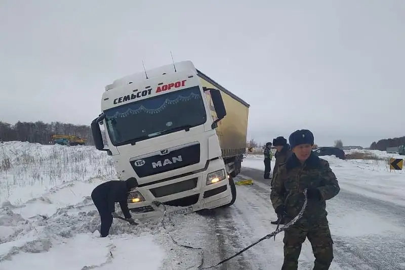 Более 30 человек за сутки эвакуировали из снежных заносов в СКО