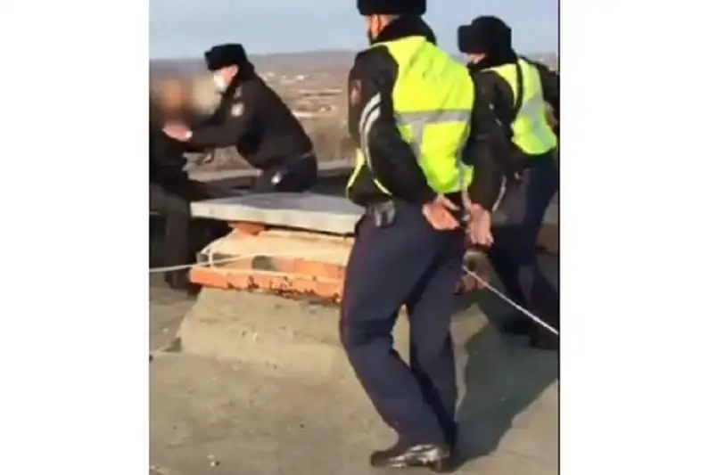 Мужчина пытался сброситься с крыши 12-этажного дома в Усть-Каменогорске