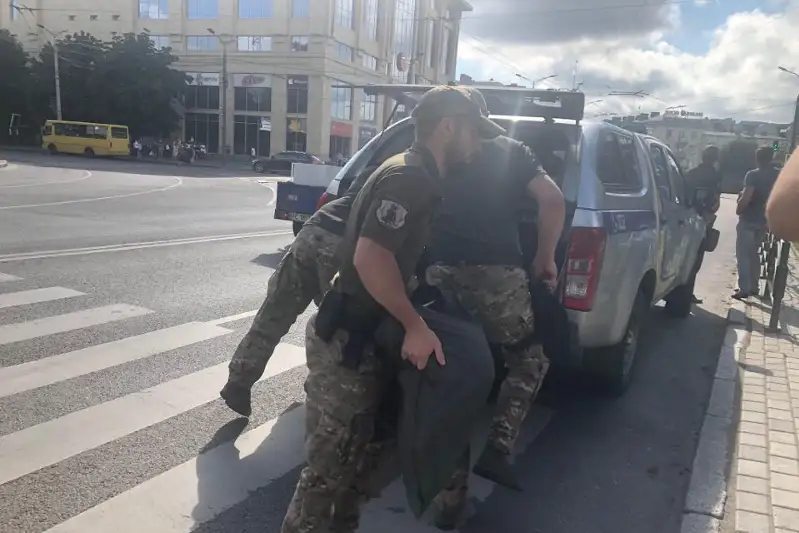 В украинском городе Луцке вооруженный мужчина угрожает взорвать автобус с заложниками