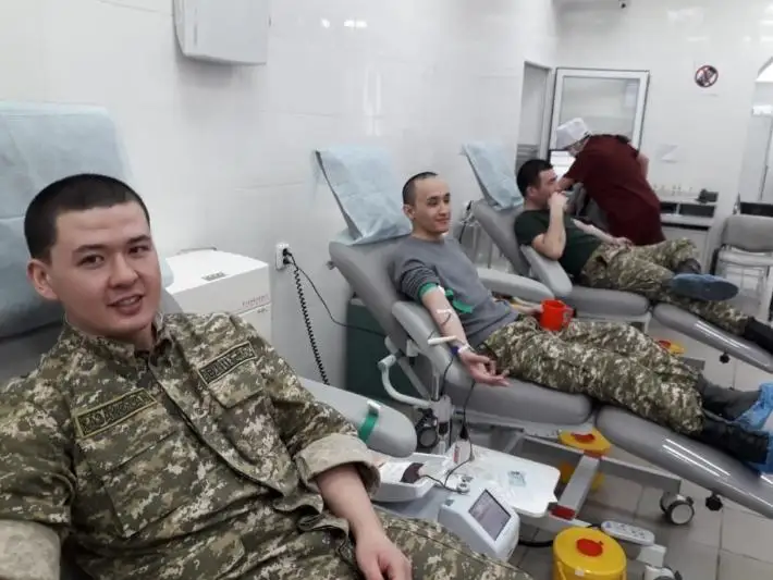 Воспитанники Военно-технической школы сдали кровь для онкобольных детей в Алматы