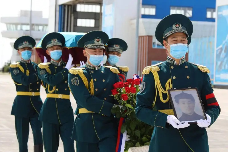 Военные передали останки участника ВОВ родным