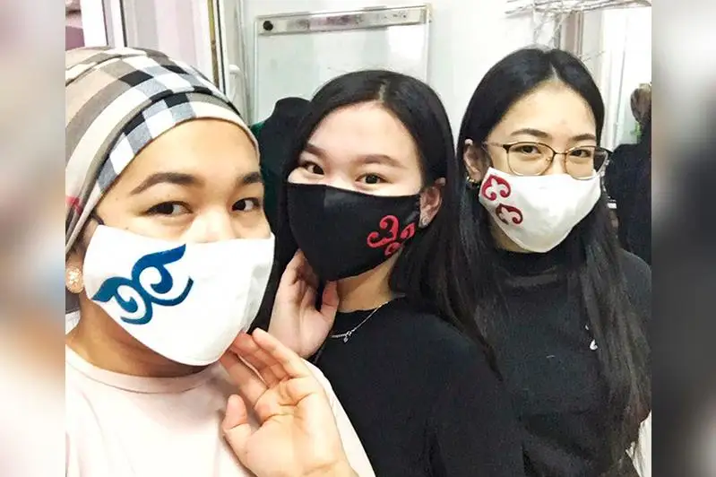 Волонтеры шьют маски для социально уязвимых семей в Атырау