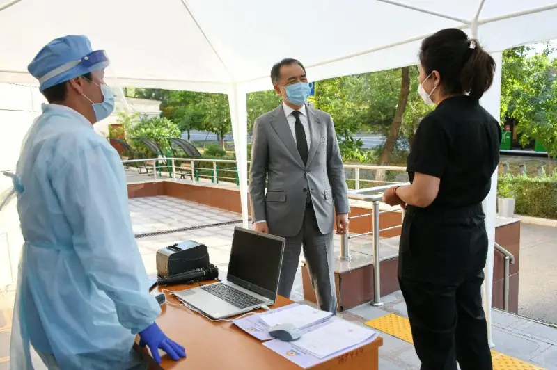 Аким Алматы проверил готовность службы ПМСП к новой волне пандемии