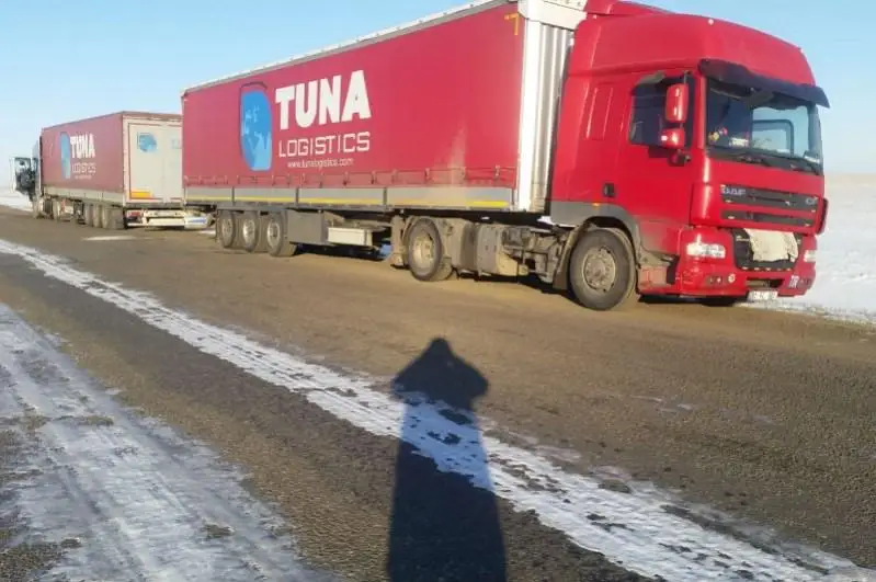 Дальнобойщики из Турции застряли на трассе в СКО