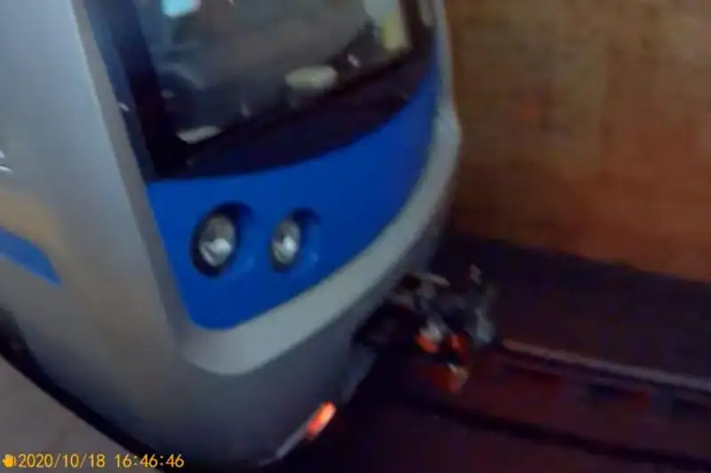 Экстремал прокатился «с ветерком», зацепившись за вагон метро в Алматы