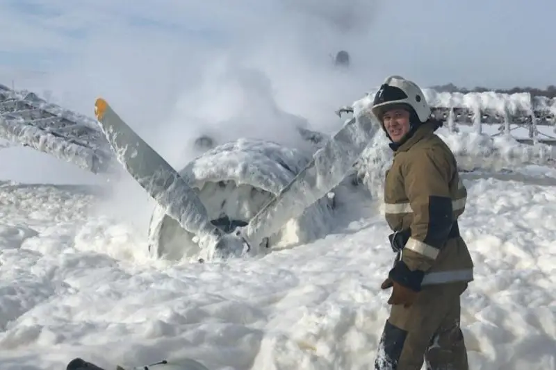 У совершившего вынужденную посадку в Усть-Каменогорске самолета загорелся двигатель