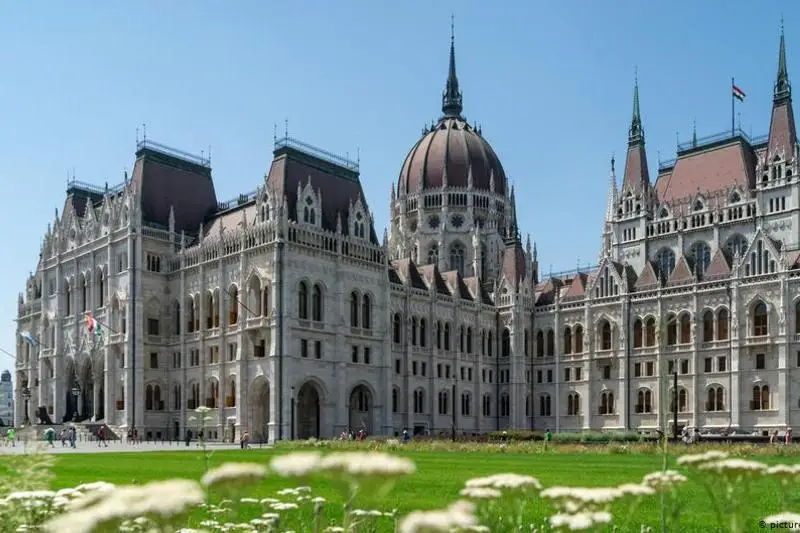 Венгрия вновь закрывает границы из-за коронавируса