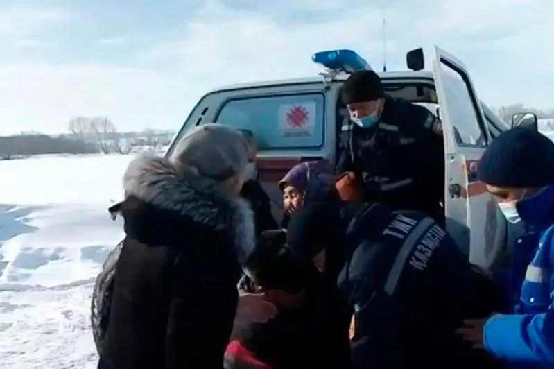 12 километров по бездорожью в ВКО: спасатели помогли «скорой»