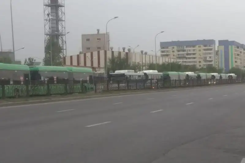 В Алматы прокомментировали «пробку» из автобусов возле заправочных станций