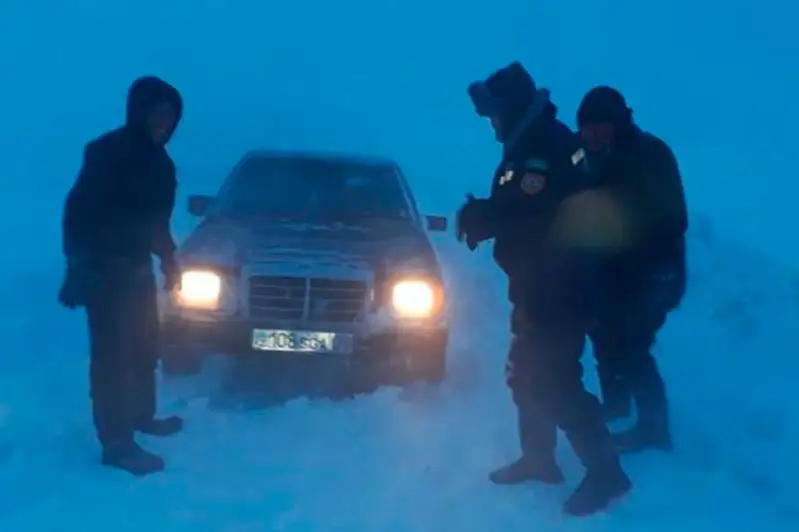 На шести дорогах Карагандинской области ведут расчистку от снежных заносов