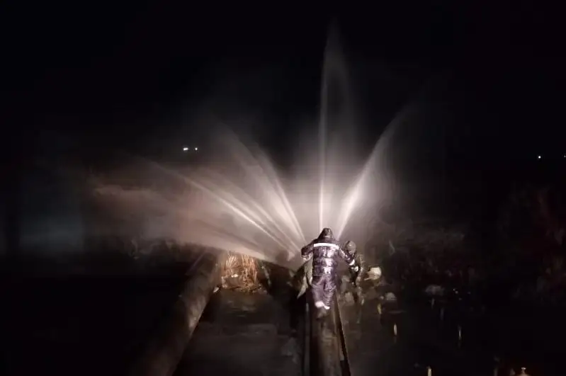 В Атырау устранили аварию канализационного коллектора над Черной речкой