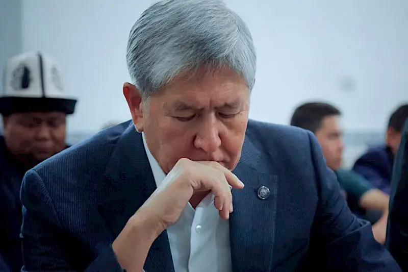 В МВД КР прокомментировали вылет экс-президента Алмазбека Атамбаева в Россию