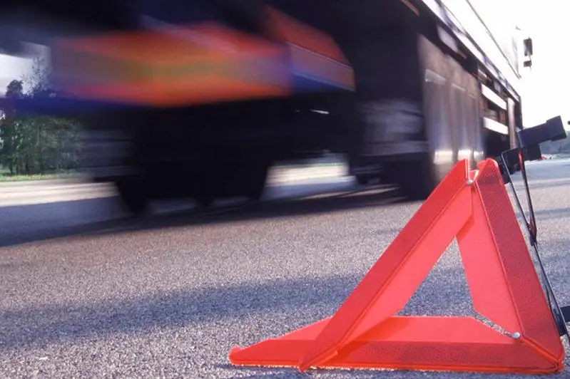 Грузовик насмерть сбил 15-летнюю девочку в ВКО