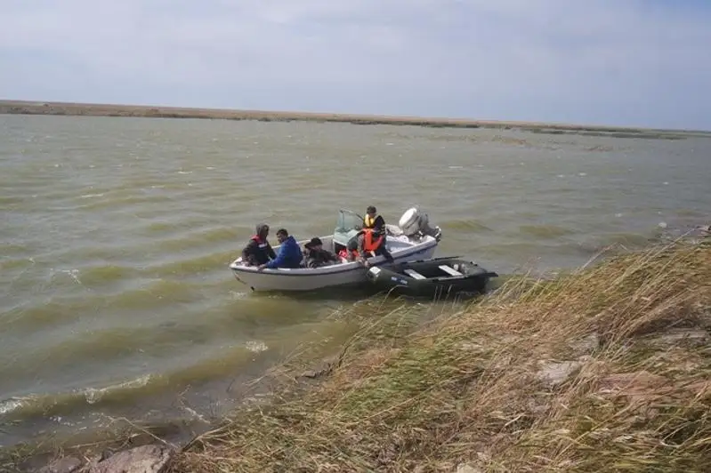 Двух рыбаков унесло на лодке сильным ветром в Акмолинской области