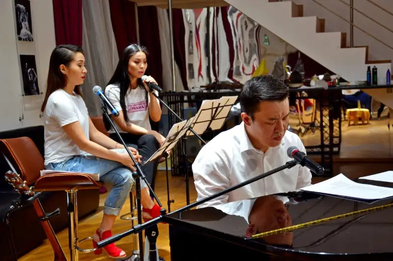 Ретро-концерты дает труппа театра «Жастар» в рамках акции #Bizbirgemiz