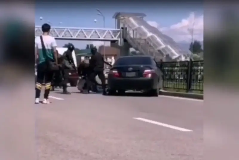 Задержание мужчины бойцами спецназа, прокомментировали в полиции Алматы