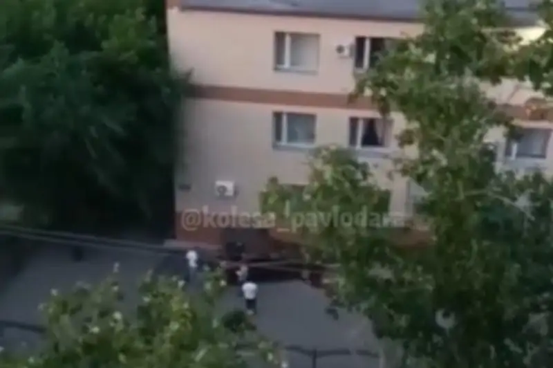 Мужчина наехал на здание суда в Павлодаре