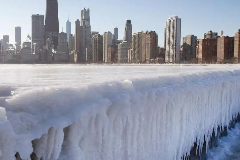 Зима близко: Чикаго сковали рекордные морозы