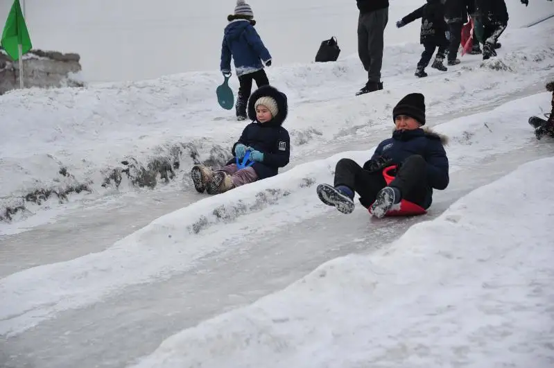 Ледовый городок построили военнослужащие в Семее