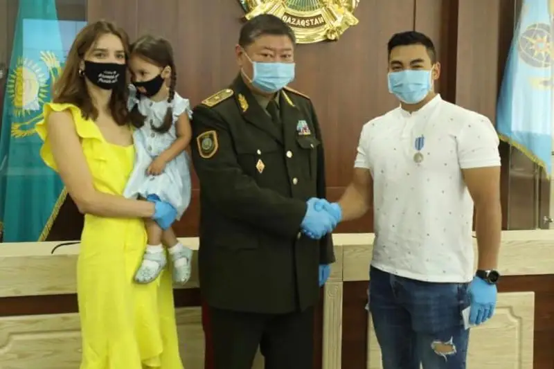 Спасшего шесть человек из огня тяжелоатлета наградили в Алматы