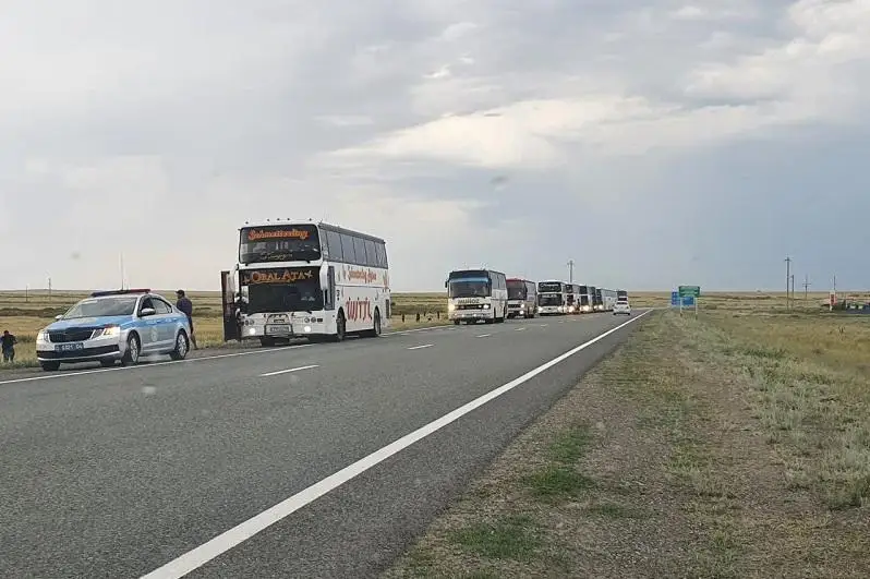 Полицейские Актобе сопроводили колонны автобусов с трудовыми мигрантами из России