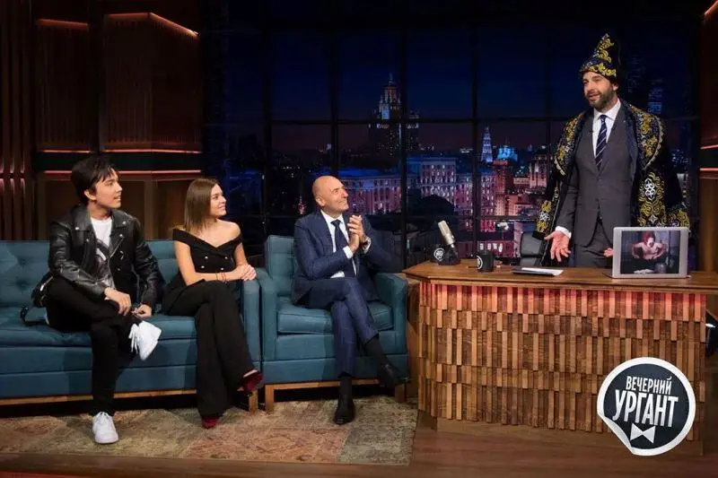 Димаш Кудайберген подарил чапан Ивану Урганту