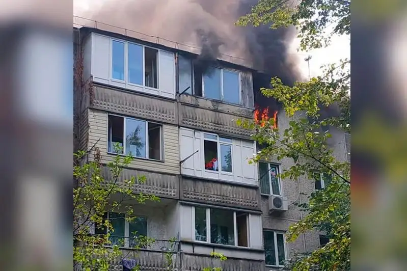 Пожилого мужчину спасли из горящей квартиры в Алматы