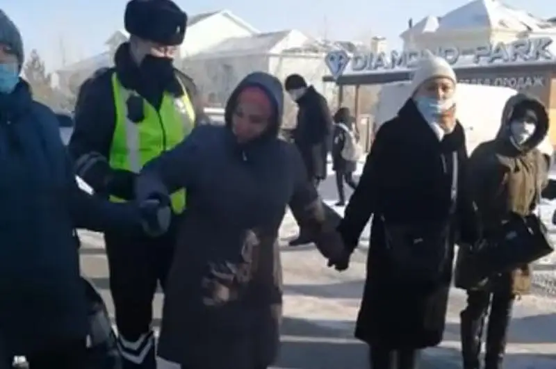 Жители поселка Косшы перекрыли дорогу: вопрос с электроснабжением решен