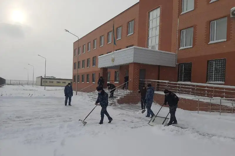 Чистить снег на улицах вышли полицейские Караганды