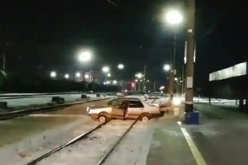 Машина с пьяным водителем вылетела на железнодорожные пути в Костанайской области