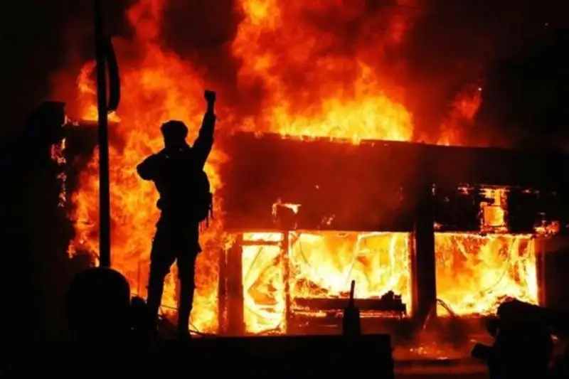 В городах США вводят комендантский час после беспорядков