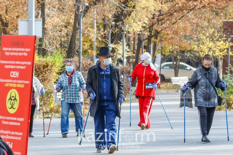В скандинавской ходьбе состязались алматинские пенсионеры
