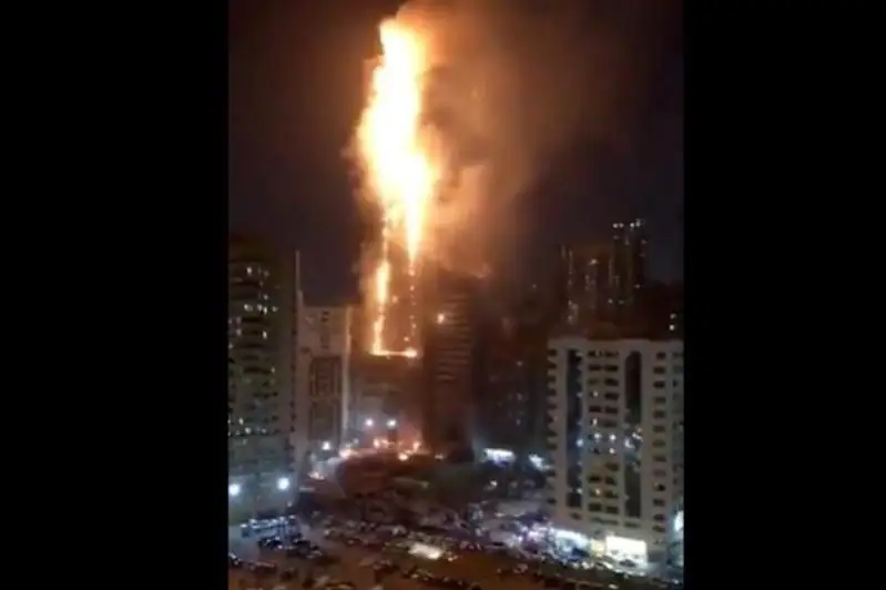 48-этажный небоскреб загорелся в ОАЭ
