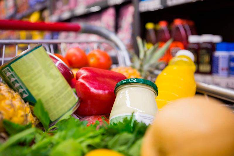 Цены на продукты питания в сельских магазинах сравнил аким СКО