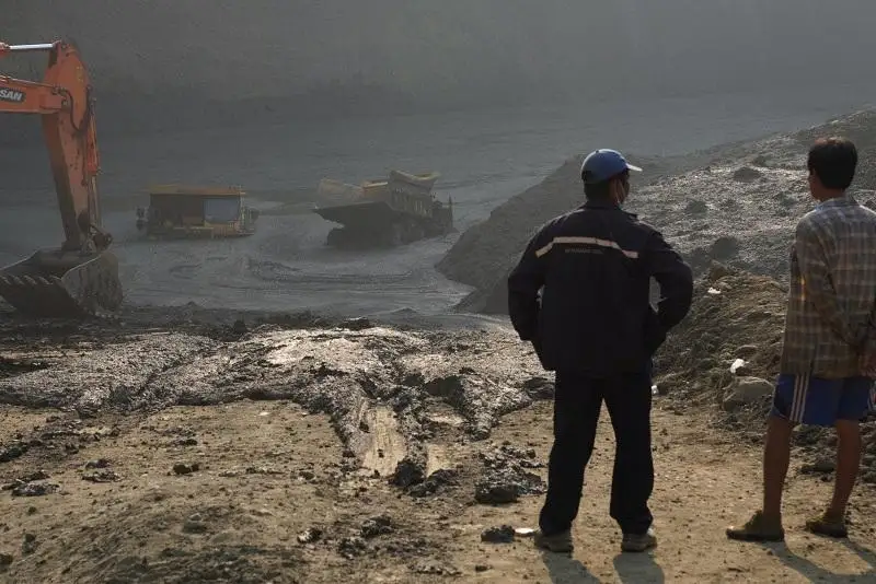 14 человек погибли из-за оползня на нефритовой шахте в Мьянме