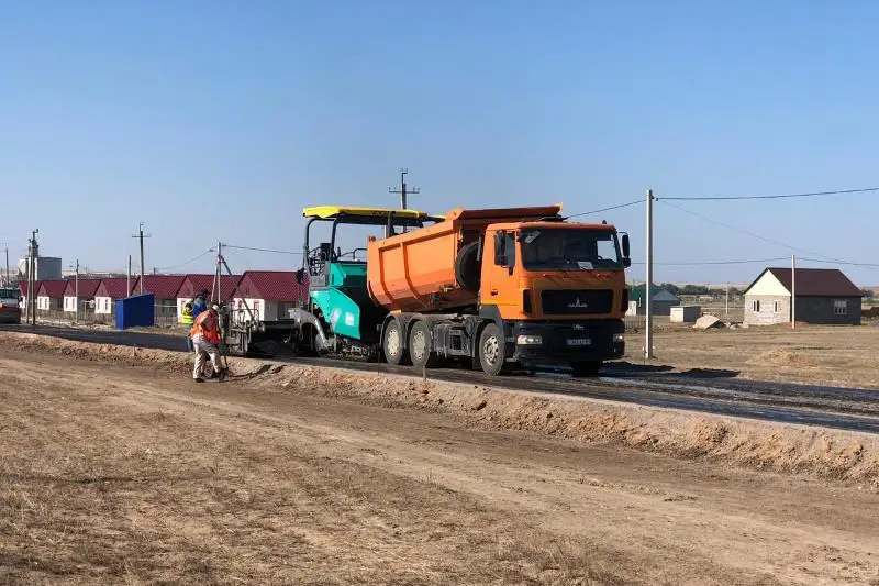 Дороги по новой технологии без щебня строят в ЗКО