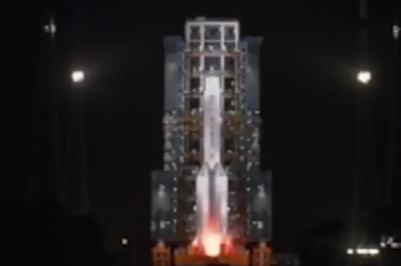 Китай запустил зонд для сбора грунта на Луне