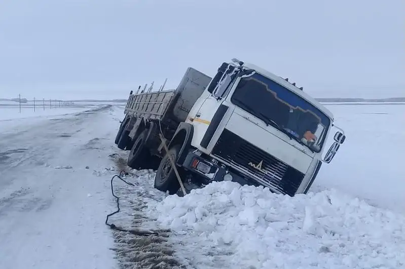 Из-за гололеда большегрузы «слетают» с трассы в Северо-Казахстанской области